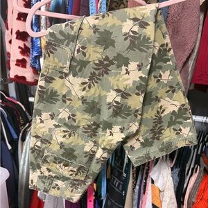 Magellan Ladies Size 10 Cargo camouflage pants
Green Floral